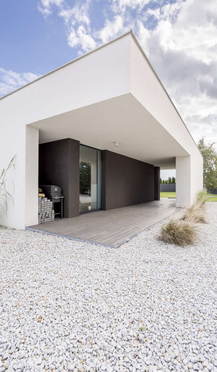 backyard-of-modern-house-PF2V8PS.jpg